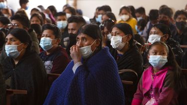 La gente asiste a una misa durante la celebración del Día de Muertos en la iglesia católica San Francisco de Asis, en El Alto, Bolivia, el domingo 1 de noviembre de 2020. El Día de Muertos honra a los difuntos, una tradición que coincide con el Día de Todos los Santos y el Día de los Difuntos celebrado el 1 y 2 de noviembre.