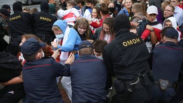 Agentes de la polic&iacute;a detienen a estudiantes durante una protesta en Minsk, Bielorrusia, el martes 1 de septiembre de 2020.&nbsp;