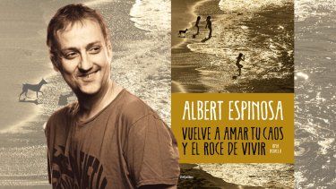 Albert Espinosa junto a la portada de su libro Vuelve a amar tu caos y el roce de vivir. 