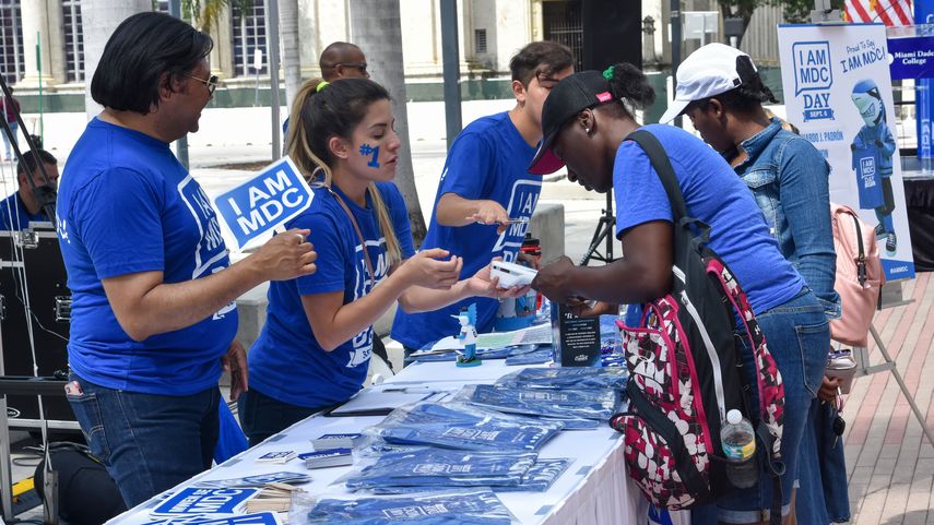 Voluntarios del Miami Dade College promueven la campaña I AM MDC.