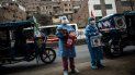 Trabajadores de la salud llegan para inocular a ancianos con dosis de la vacuna Pfizer-BioNTech contra COVID-19, a su casa del distrito El Agustino en Lima, Perú, el 28 de abril de 2021. Trabajadores de la salud llegan para inocular a ancianos con dosis de la vacuna Pfizer-BioNTech contra COVID-19, a su casa del distrito El Agustino en Lima, Perú, el 28 de abril de 2021.