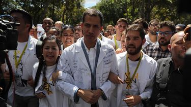 Guaidó se unió a la concentración del Hospital Clínico Universitario de la Universidad Central de Venezuela en Caracas (UCV), y afirmó que sigue en la calle ejerciendo el derecho a la manifestación.