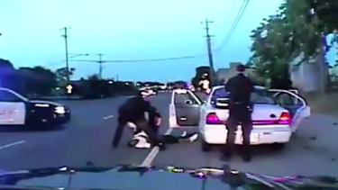 Momento que policía le dispara a Philando Castile. (Captura de video)