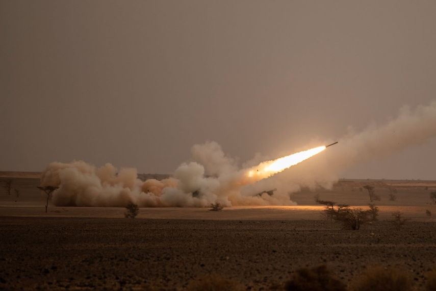 Un cohete HIMARS siendo lanzado en unas maniobras militares en Grier Labouihi, sur de Marruecos.