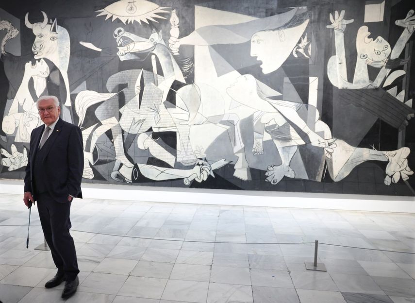 El presidente alemán, Frank-Walter Steinmeier, se encuentra frente a la obra maestra de Picasso, «Guernica», en el Museo Reina Sofía de Madrid el 26 de noviembre de 2025, en su primer día de visita a España. &nbsp;