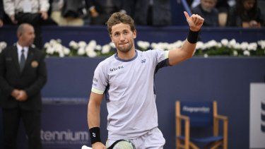 El noruego Casper Ruud celebra tras vencer al australiano Jordan Thompson durante el partido de individuales del torneo de tenis ATP Barcelona Open Conde de Godó en el Real Club de Tenis de Barcelona, el 18 de abril de 2024. &nbsp;