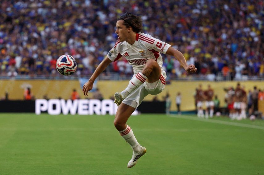 El lateral Álvaro Carreras, en ese entonces todavía del Benfica, recibe el balón en un partido del Mundial de Clubes, el 16 de junio de 2025.