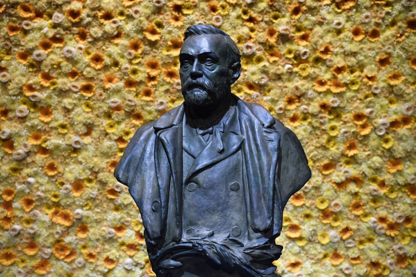 En esta fotografía del 10 de diciembre de 2018 se muestra el busto del fundador de los Premios Nobel, Alfred Nobel, durante la ceremonia de la entrega de los galardones en Estocolmo.