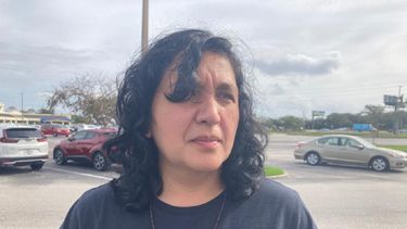 Merlyn Carrillo, madre de Luis Alejandro Osechas Carrillo, el adolescente venezolano de 16 años, con un trastorno dentro del espectro autista y víctima de agresión física en una escuela secundaria en la Florida