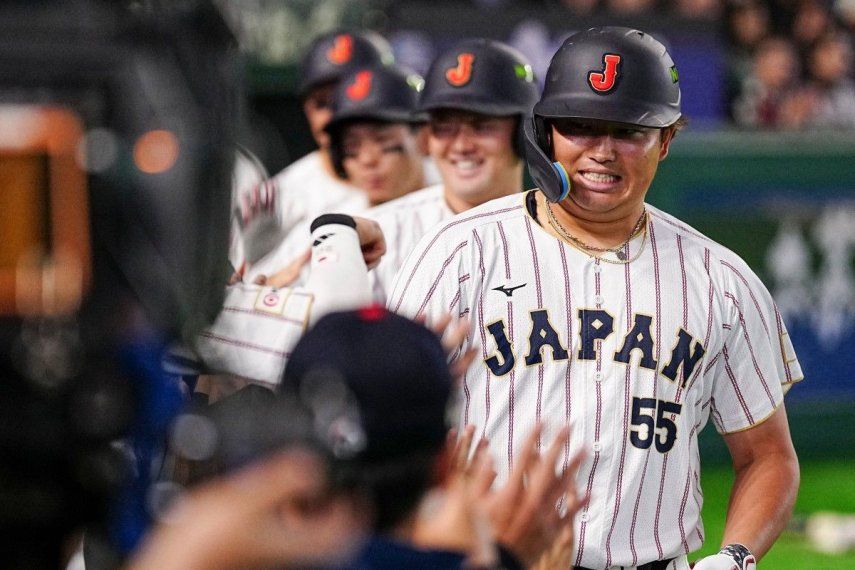 El japonés Munetaka Murakami (der.) celebra con sus compañeros tras conectar un grand slam durante el partido del Grupo C del Clásico Mundial de Béisbol (CMB) entre Japón y la República Checa en el Tokyo Dome, Tokio, el 10 de marzo de 2026.&nbsp;
