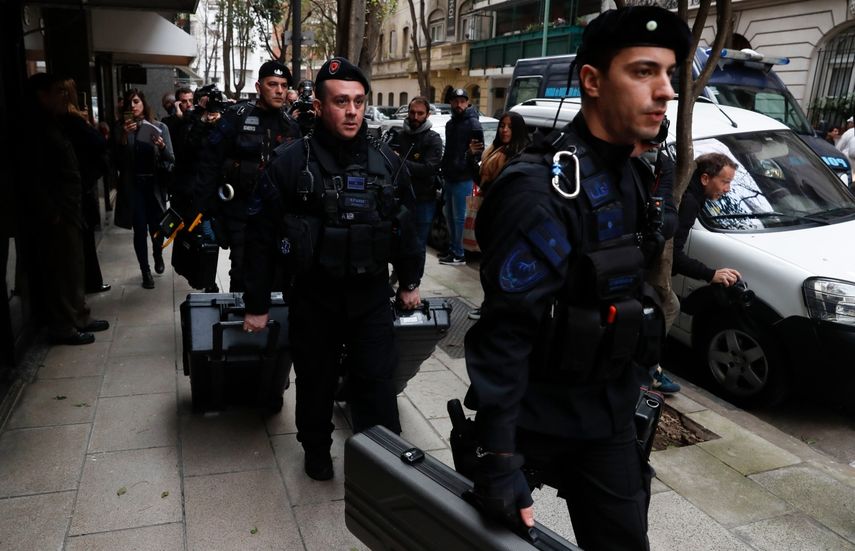 La Policía Federal&nbsp;argentina frente a la residencia de la expresidenta, Cristina Fernández.&nbsp;
