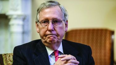 El presidente de la mayoría republicana, Mitch McConnell, busca más apoyos, sin tener que hacer más concesiones, para alcanzar los votos necesarios.