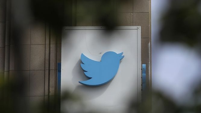 Logotipo de Twitter afuera de un edificio en San Francisco.&nbsp;