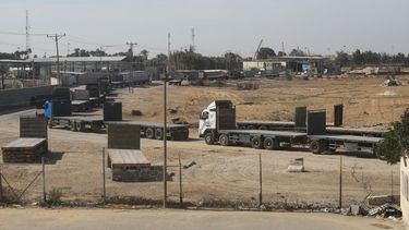 Camiones palestinos esperan en fila en la frontera entre la Franja de Gaza y Egipto para trasladar al ayuda humanitaria, en Rafah, el 21 de octubre de 2023.&nbsp;