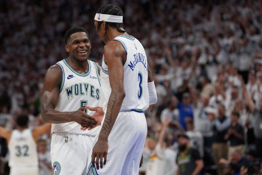 Anthony Edwards y Jaden McDaniels festejan durante el sexto partido de las semifinales de la Conferencia Oeste, ante los Nuggets de Denver, el jueves 16 de mayo de 2024&nbsp;