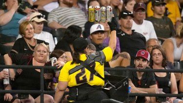 Un vendedor de cerveza durante el séptimo inning del juego entre los Diamondbacks de Arizona y los Cerveceros de Milwaukee, el martes 11 de abril de 2023, en Phoenix.&nbsp;