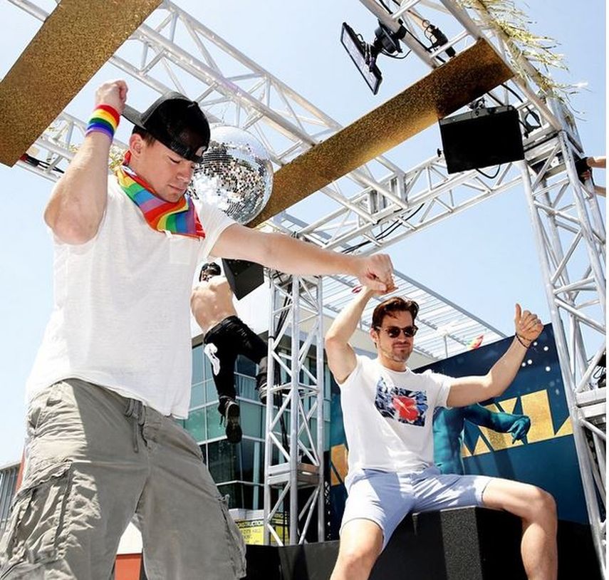 Matt Bomer y Channing Tatum sobre la tarima durante la promoción de la película #MagicMikeXXL, durante el Desfile del Orgullo Gay en California. (INSTAGRAM)