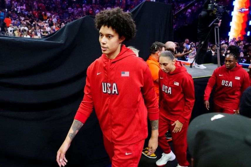 Brittney Griner, izquierda, Diana Taurasi y Chelsea Gray, del equipo de Estados Unidos, caminan rumbo a la duela para el Juego de Estrellas para entrentar al equipo de la WNBA, el sábado 20 de julio de 2024, en Phoenix.&nbsp;