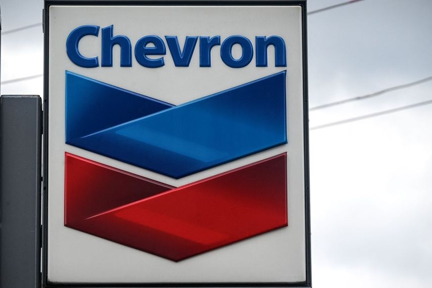 Logo de la petrolera estadounidense Chevron, una de las autorizadas a continuar produciendo petróleo en Venezuela.