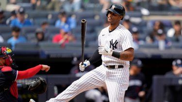 Aaron Hicks, de los Yanquis de Nueva York, se lamenta tras poncharse en un juego ante los Mellizos de Minnesota, el 16 de abril de 2023&nbsp;