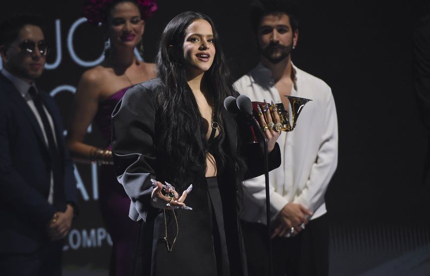 Rosalia acepta el premio a la mejor canci&oacute;n urbana por Con Altura en los Premios Grammy Latinos el jueves 14 de noviembre de 2019, en el MGM Grand Garden Arena de Las Vegas.&nbsp;