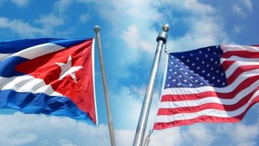 Una imagen referencial de la bandera de Cuba (izquiera) y la bandera de los Estados Unidos, EEUU (derecha).