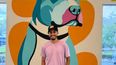 El artista Jonathan Ramírez junto al mural de Russell en los Servicios para Animales de Miami-Dade (MDAS).