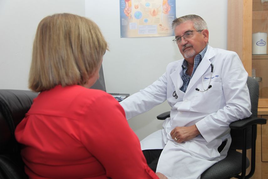 El médico Omar Benítez junto a una paciente.