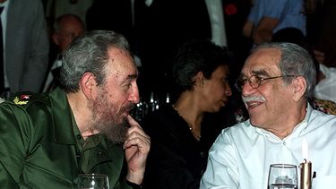 Imagen de archivo de Gabriel García Márquez con el exmandatario cubano Fidel Castro, durante un evento en La Habana, en marzo del 2000. (AP Photo/Jose Goitia, File)