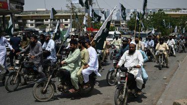 Activistas de la Liga Musulmana Markazi de Pakistán gritaron consignas durante una manifestación contra India en Karachi el 7 de mayo de 2025.  