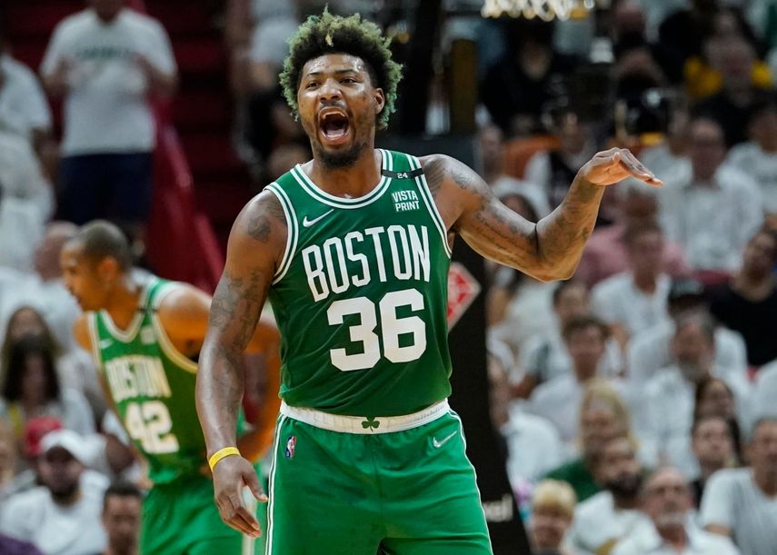 Marcus Smart, base de los Celtics de Boston, festeja en el segundo partido de la final de la Conferencia Este de la NBA, ante el Heat de Miami