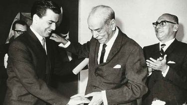 Mario Vargas Llosa saluda a Rómulo Gallegos durante la entrega de la primera edición del premio, en 1967.