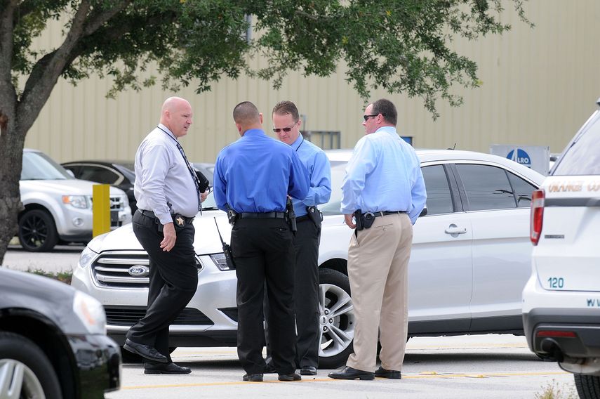 Vista de varios agentes de la Policía después de arrestar a una persona en Florida.&nbsp;