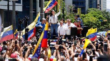 La líder opositora venezolana, María Corina Machado, ondea una bandera nacional durante una manifestación en Caracas el 28 de agosto de 2024
