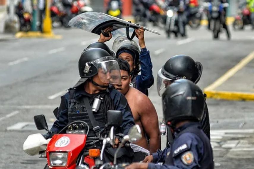 En Venezuela, las fuerzas de seguridad detienen a un opositor en Caracas, en agosto 2024.