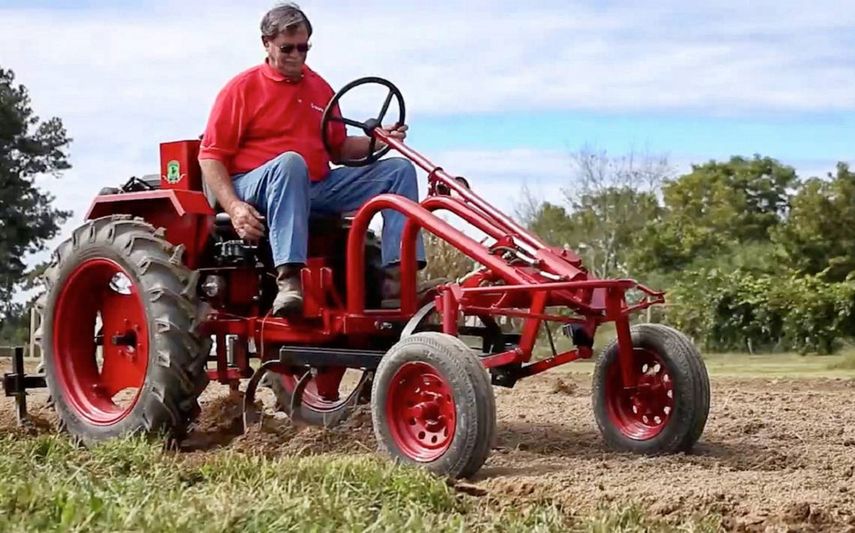 Imagen de un tractor Oggun,&nbsp;de bajo costo y específicamente adaptados a las necesidades del agricultor cubano.