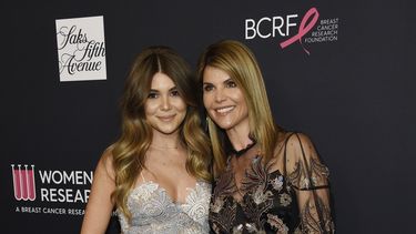 Lori Loughlin, a la derecha, posa con su hija Olivia Jade Giannulli en el evento Womens Cancer Research Funds An Unforgettable Evening en Beverly Hills, California, el 27 de febrero de 2018. 