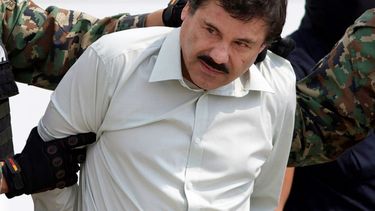 &nbsp;En esta fotografía de archivo del 22 de febrero de 2014, Joaquín El Chapo Guzmán, jefe del Cártel de Sinaloa en México, es escoltado a un helicóptero en la Ciudad de México luego de su captura.