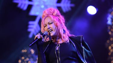 Cyndi Lauper actúa durante el 85º Desfile Anual de Navidad de Hollywood en Hollywood Boulevard el 27 de noviembre de 2016.