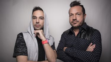 Los presentadores Alex Otaola y Sánchez Grass.