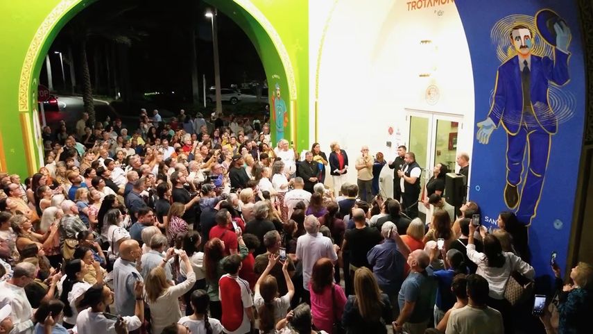 Comunidad de Weston se congrega en la parroquia St. Katharine Drexel para la inauguración del mural 