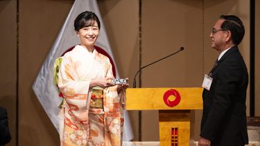 La princesa Kako de Japón, hija del príncipe heredero Akishino, recibe un obsequio durante un acto conmemorativo para celebrar los 150 años de relaciones diplomáticas entre Perú y Japón en la Asociación Peruano Japonesa en Lima, el 3 de noviembre de 2023.