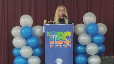 La directora del centro de enseñanza para adultos, Yamila Carballo, destacó la importancia de los estudios como ejemplo de firmeza y perseverancia.