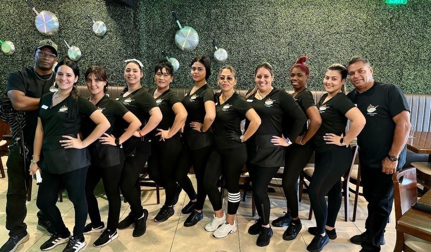 Malu Negrete, mánager de El Sartén junto a su equipo de trabajo.
