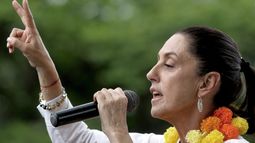 La presidenta de México, Claudia Sheinbaum, saluda a sus seguidores durante un mitin en Guadalajara