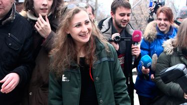 Maria Alekhina (al centro), integrante de la banda de punk rusa Pussy Riot, habla con la prensa tras ser liberada de la prisión de Nizhny Novgorod, Rusia, el lunes 23 de diciembre de 2013. (AP)