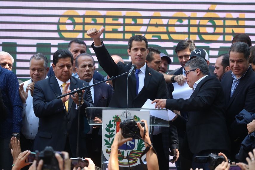 Juan Guaidó (cen.), presidente encargado de Venezuela, habla de la Operación Libertad ante una multitud de seguidores en Caracas.