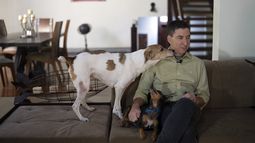 El periodista estadounidense Glenn Greenwald, fotografiado en su casa de Río de Janeiro el 10 de julio del 2019.&nbsp;