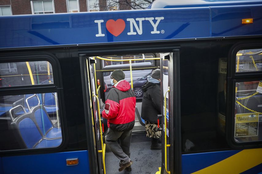 Pasajeros lucen m&aacute;scaras y otra protecci&oacute;n en un autob&uacute;s de transporte p&uacute;blico en la ciudad de Nueva York, que opera sin cobro, el viernes, 24 de abril del 2020.&nbsp;