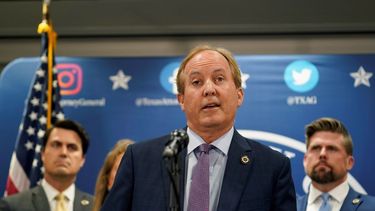 El fiscal general de Texas, Ken Paxton, lee un comunicado en su oficina, el viernes 26 de mayo de 2023, en Austin, Texas.